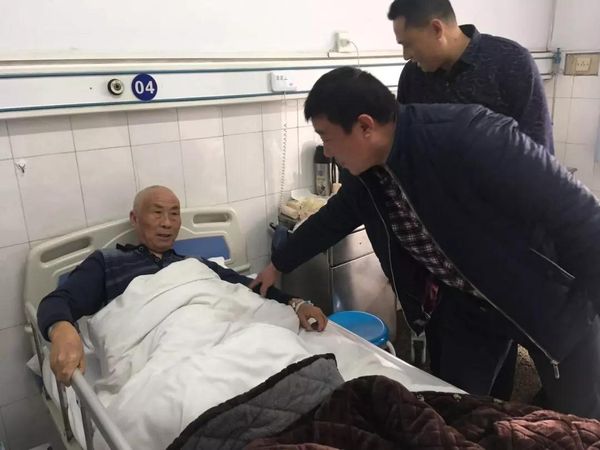 慰问住院员工，传递家的温暖